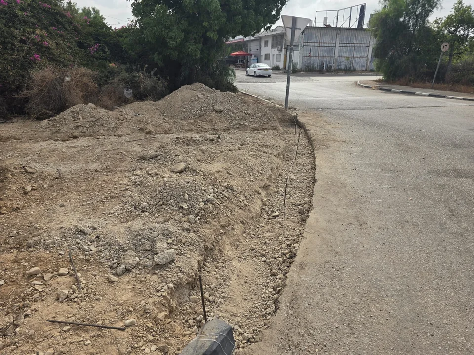 תקריב של תוואי אבני השפה עם חוטי סימון והכנת התשתית