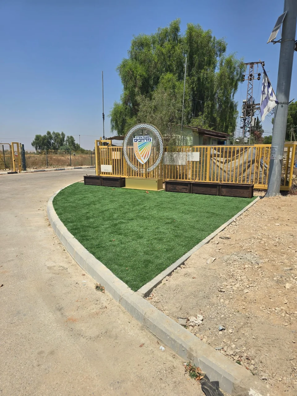 מבט יום על המתחם לאחר ההתקנה ולפני השתילה