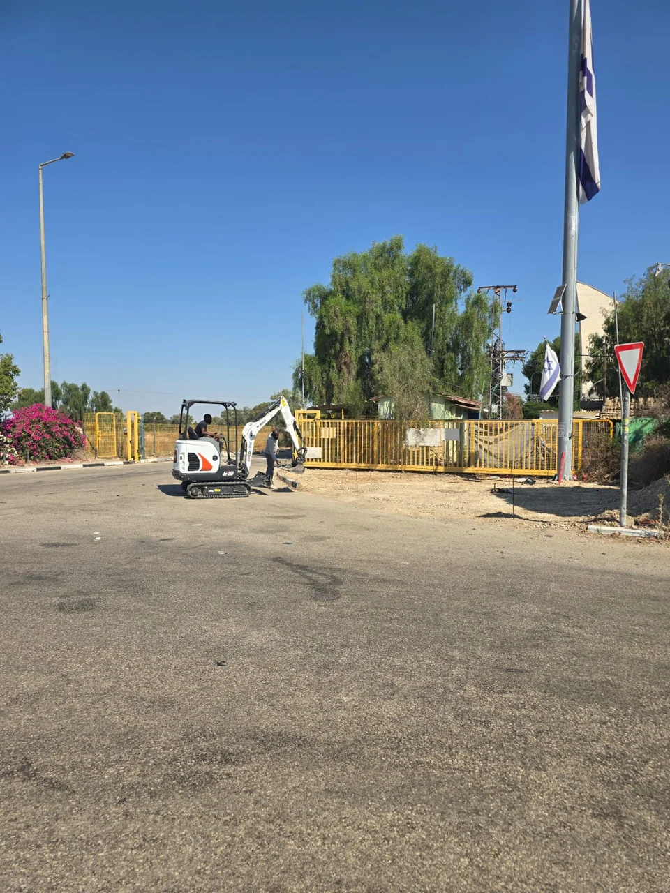 תחילת עבודות העפר ליד שער הכניסה באמצעות מחפר זעיר