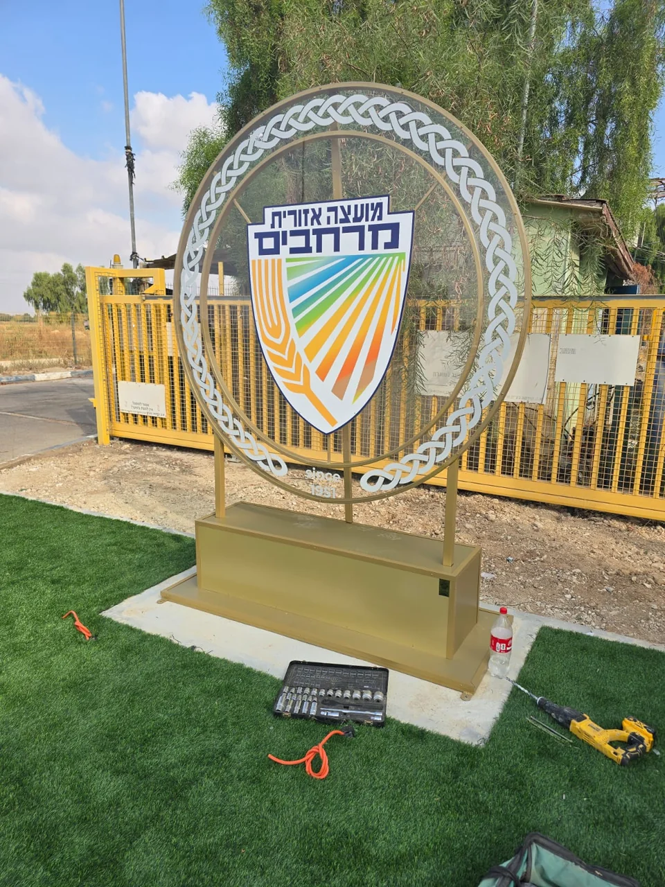 צילום תקריב של סמל המועצה והעיטור במהלך ההתקנה