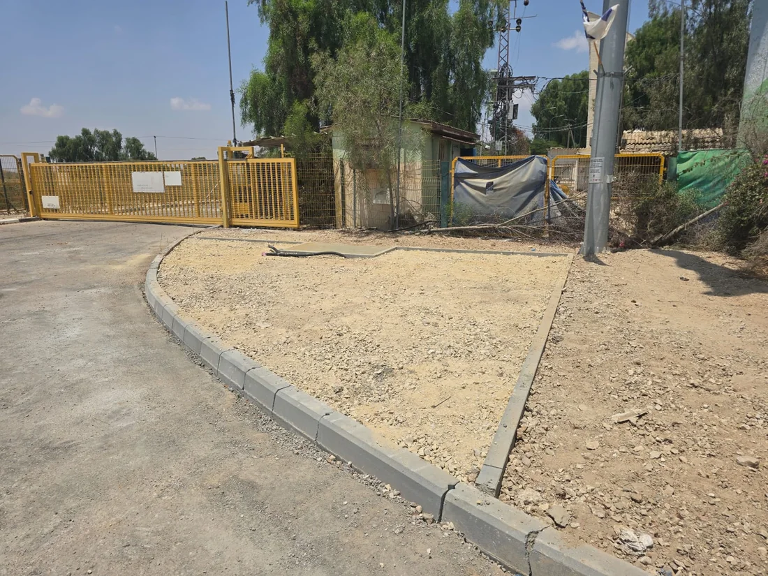 המתחם עם אבני שפה, מצע ובסיס בטון לפני הנחת הדשא