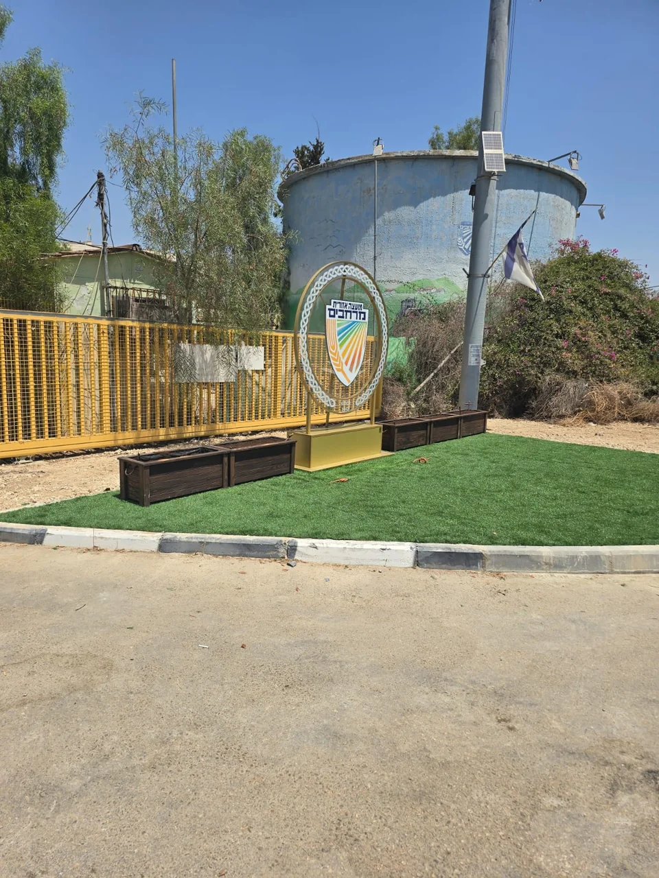 זווית צד של הקומפוזיציה והאדניות לפני השתילה