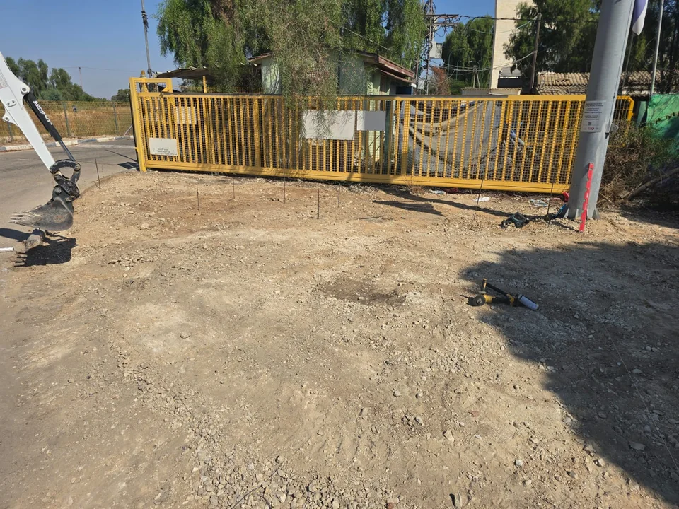 השטח לאחר הכנה ראשונית, עם יתדות סימון וכלי העבודה