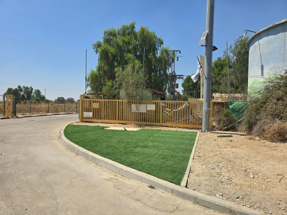 השטח לאחר הנחת הדשא הסינתטי, לפני התקנת הסמל והאדניות